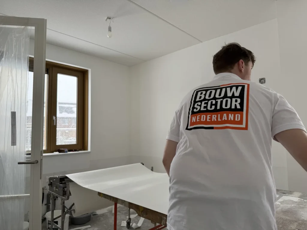Behangwerk in uitvoering door Bouwsector Nederland